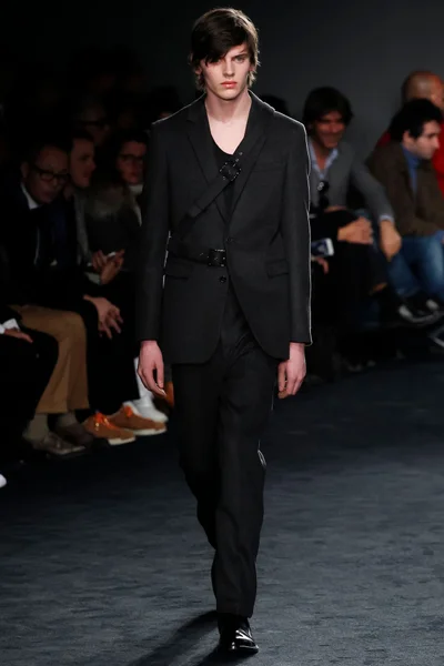 Look 16
